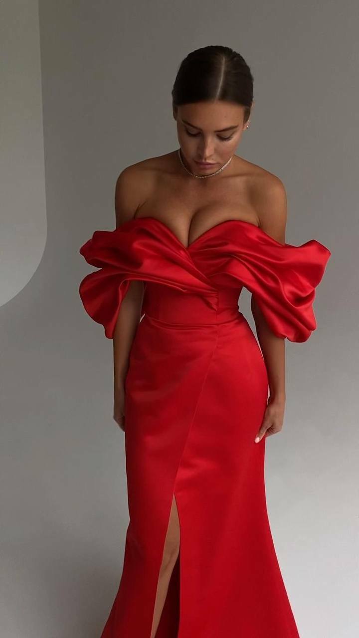 Вечернее силуэтное, красное платье с открытыми плечами.